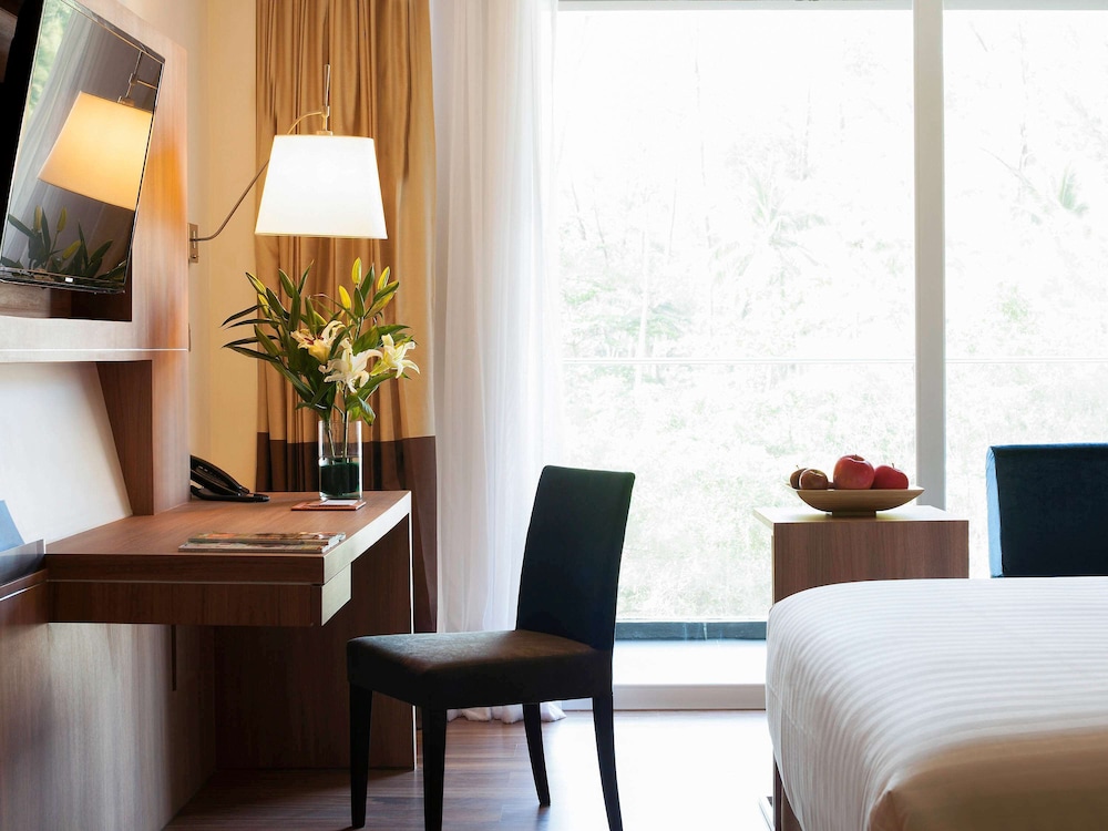Superior Room, 1 King Bed photo 3