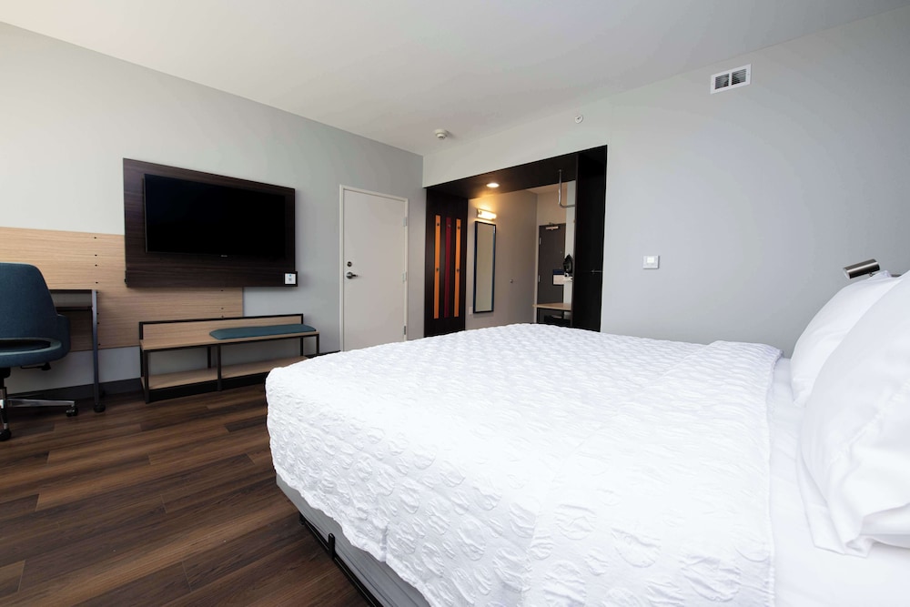 Room, 1 King Bed, Accessible (Roll-In Shower) photo 3