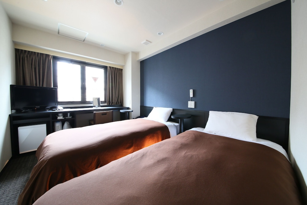 Twin Room, Smoking (Room Size 15m² / Bed Size 100cm x 2) photo 2
