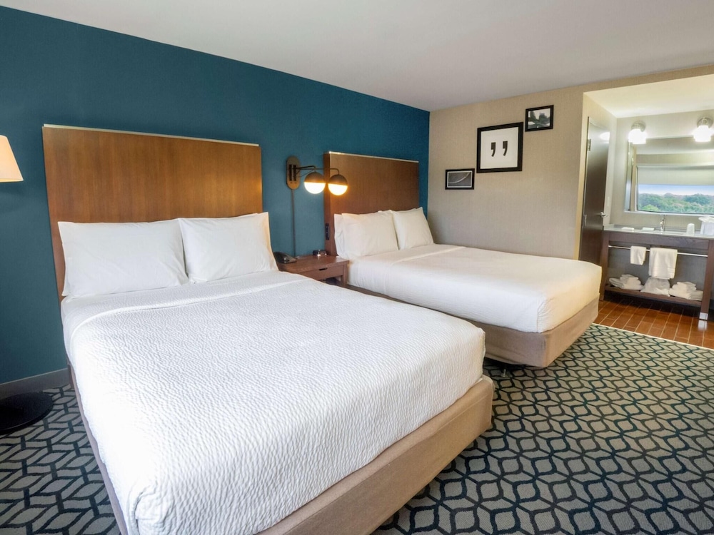 Standard Room, 2 Queen Beds, Pool View - Photo 6