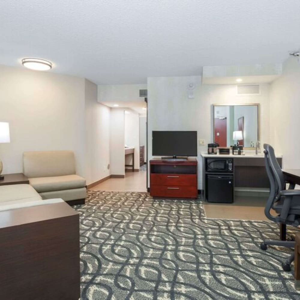 Suite, 1 King Bed, Accessible, Corner (Bathtub) photo 1