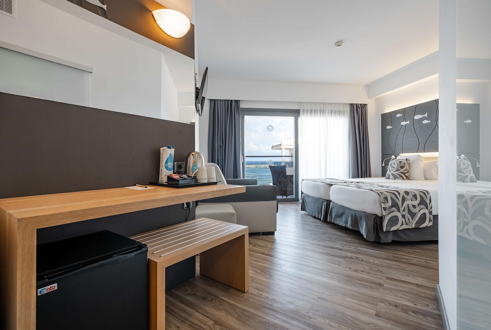 Double Room, Balcony, Sea View photo 2