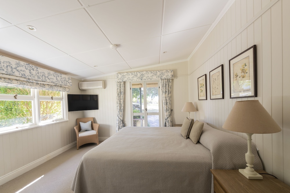 Accessible King Room photo 2