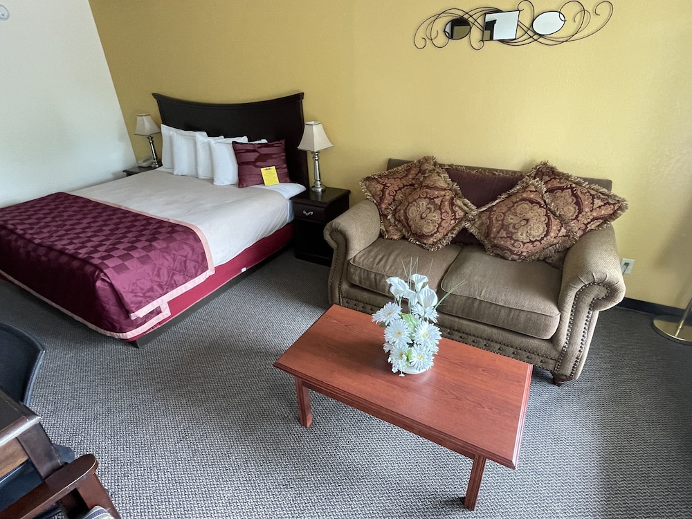 Executive Room, 1 King Bed, Non Smoking (with Sofa) - No pets allowed photo 2