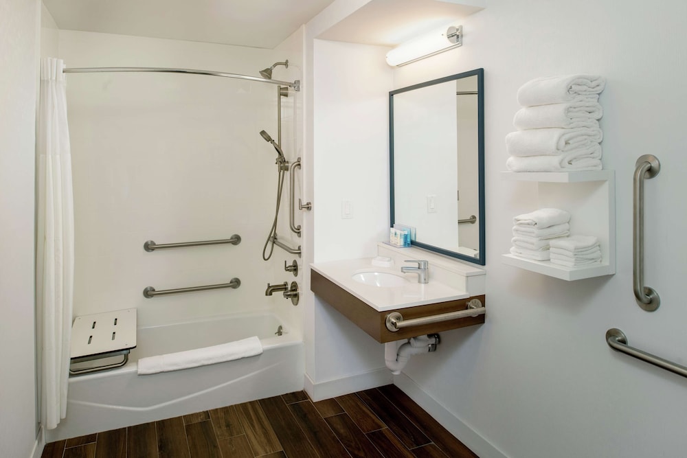Suite, 2 Queen Beds, Accessible, Bathtub - Photo 4