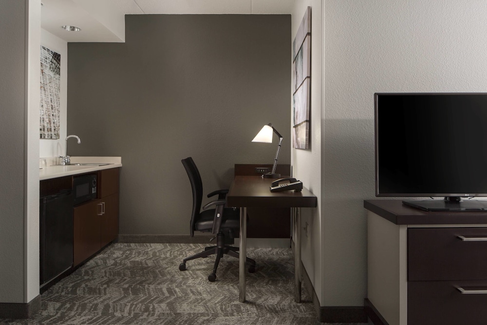 Suite, 2 Double Beds (Mobility/Hearing Access, Roll-In Shwr) - Photo 2
