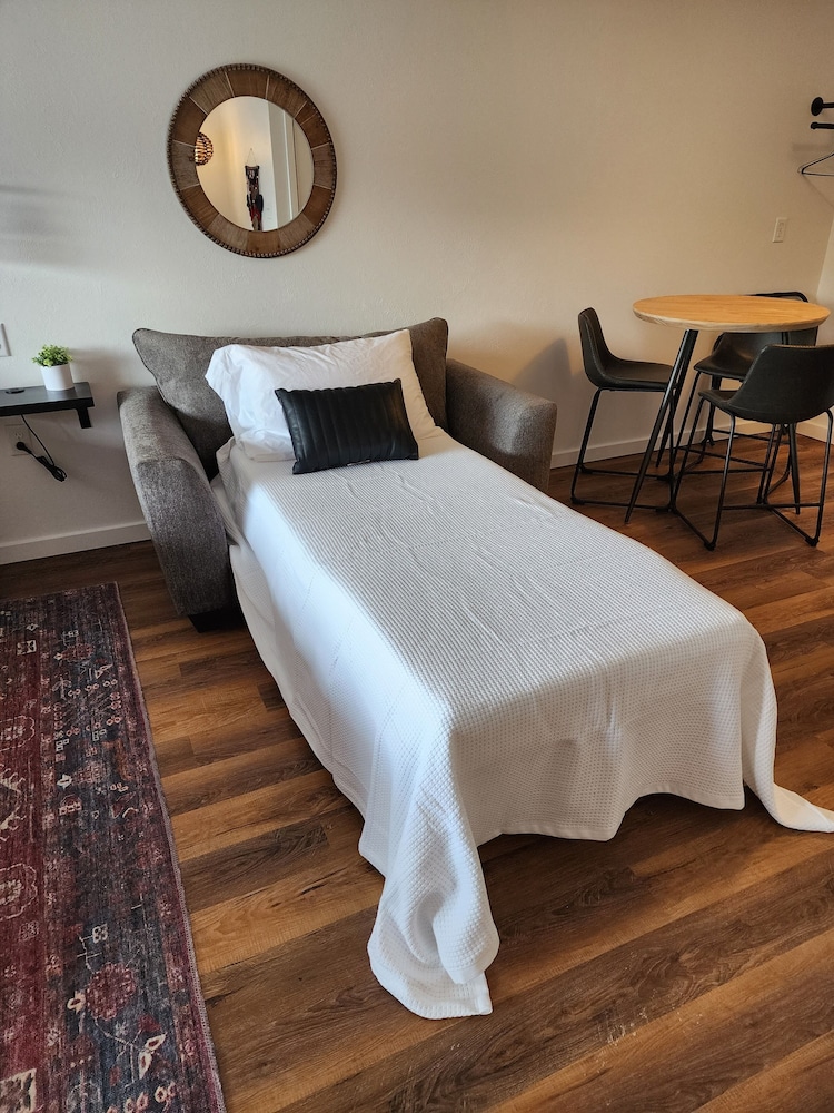 Room, 1 King Bed with Sofa bed, Kitchenette photo 3
