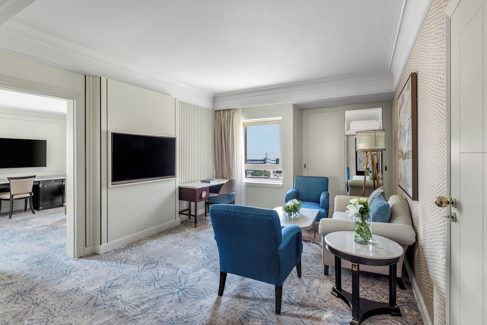 Suite, 1 Twin Bed (Diplomatic, Ergonomic Flex Space) thumbnail 6