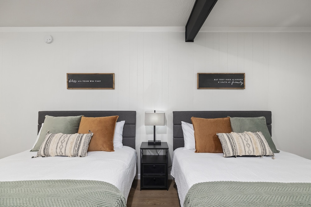 Deluxe Studio Suite, 2 Queen Beds, Balcony, Valley View photo 1