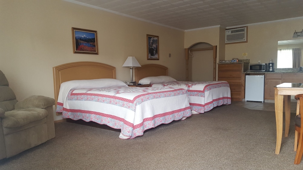 Mini Suite with 2 Queen Beds photo 3