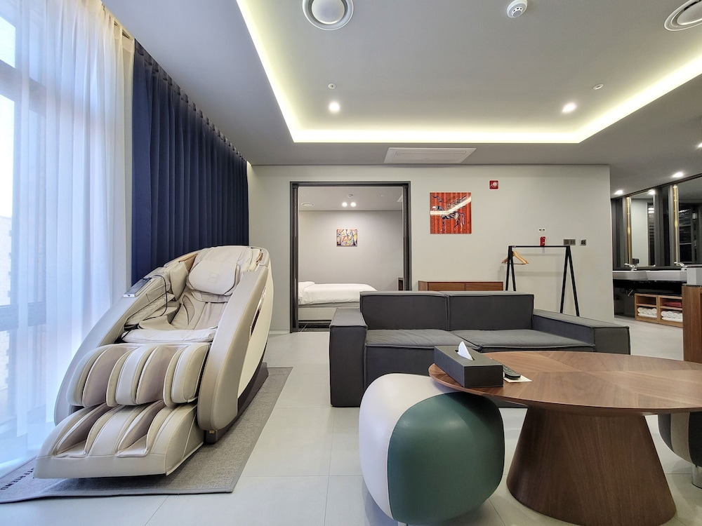 Suite Family Room - Photo 21