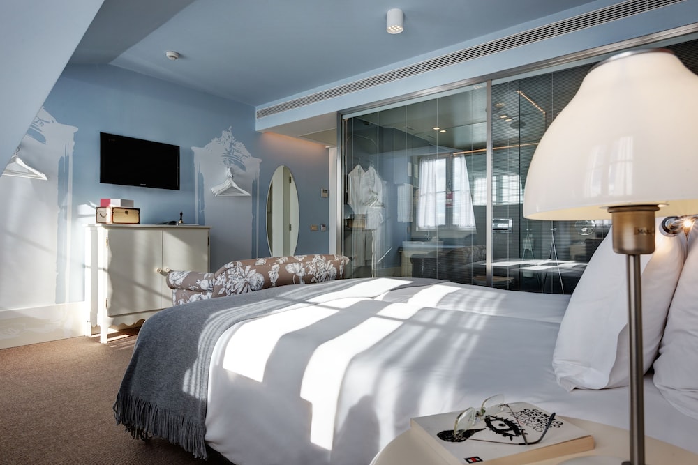 Superior Double or Twin Room, River View thumbnail 6