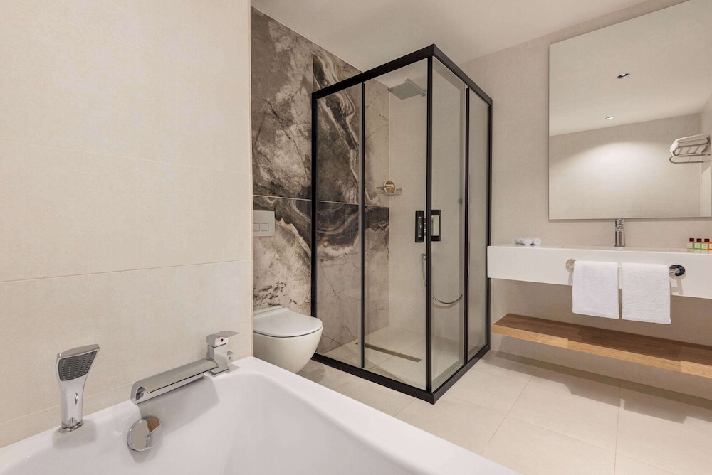 Suite, 1 King Bed, City View, Corner (Balcony) - Photo 4