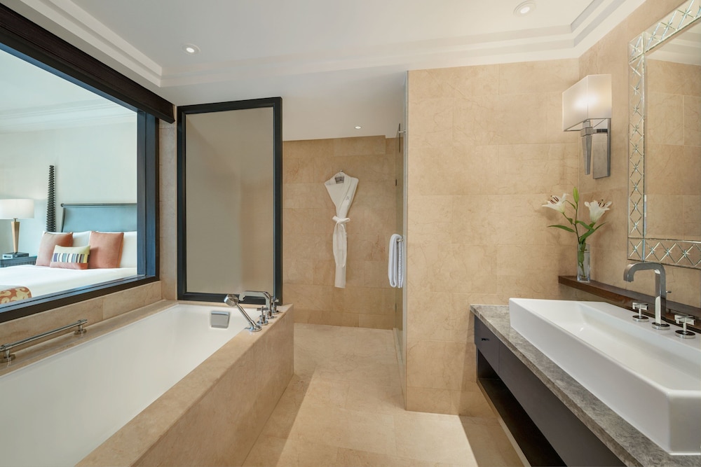 Superior Room, 1 King Bed, Lagoon View (Balcony) - Photo 2