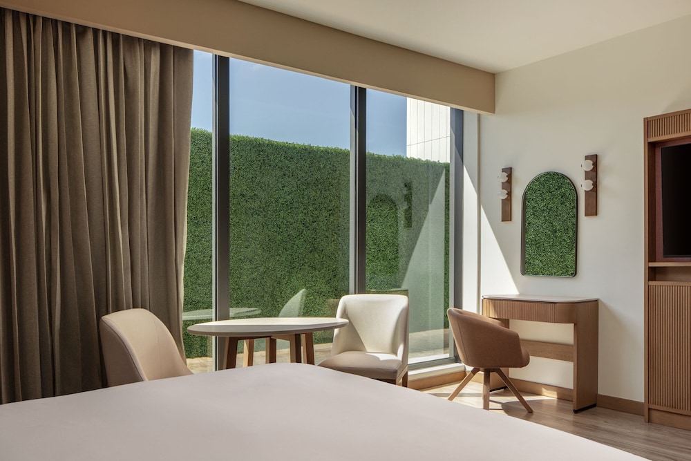 Standard Room, 1 King Bed - Photo 3