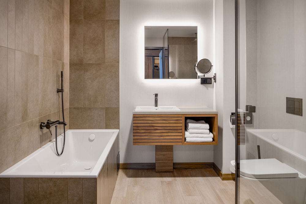 Suite, 1 Bedroom, Terrace - Photo 15