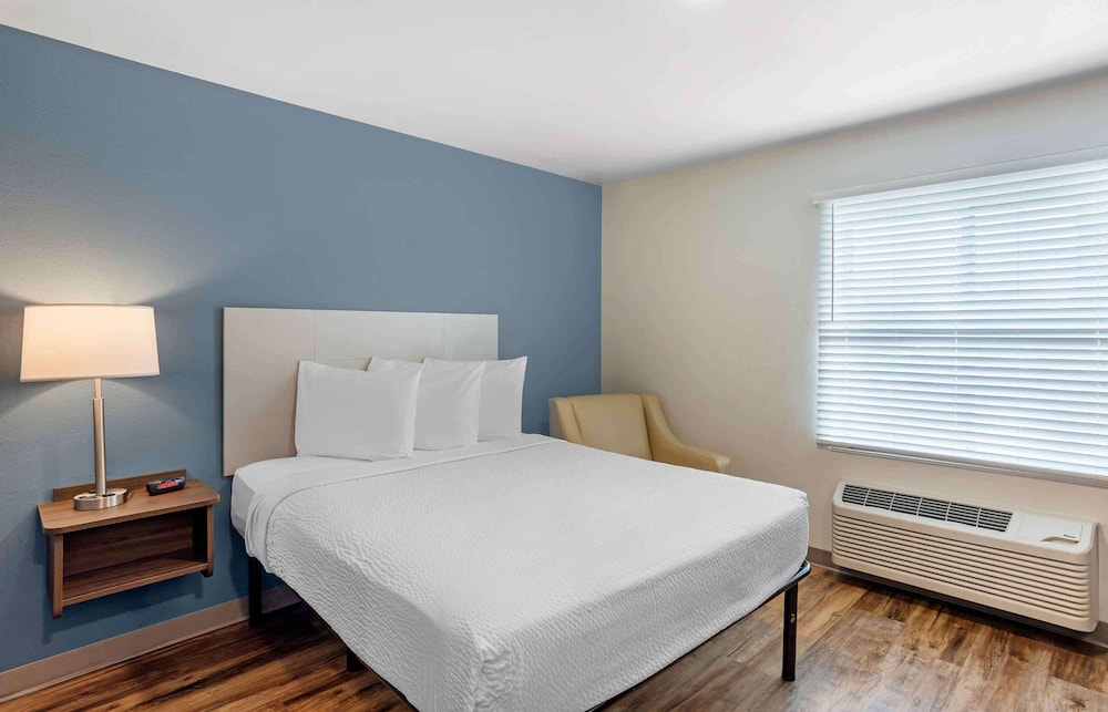 Standard Studio, 1 Queen Bed, Non Smoking, Refrigerator & Microwave - Photo 1