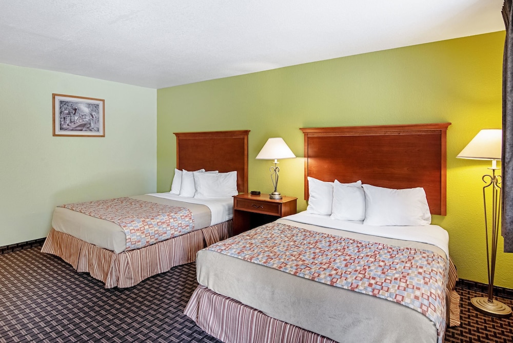 Standard Room, 2 Queen Beds, Non Smoking - Photo 2