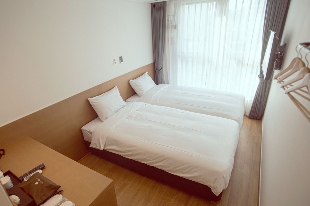 Standard Twin Room - Photo 6