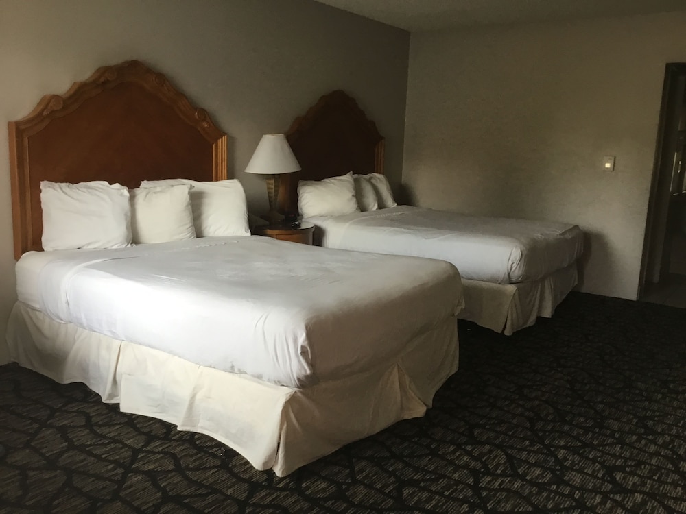 Deluxe Room, 2 Queen Beds, Smoking