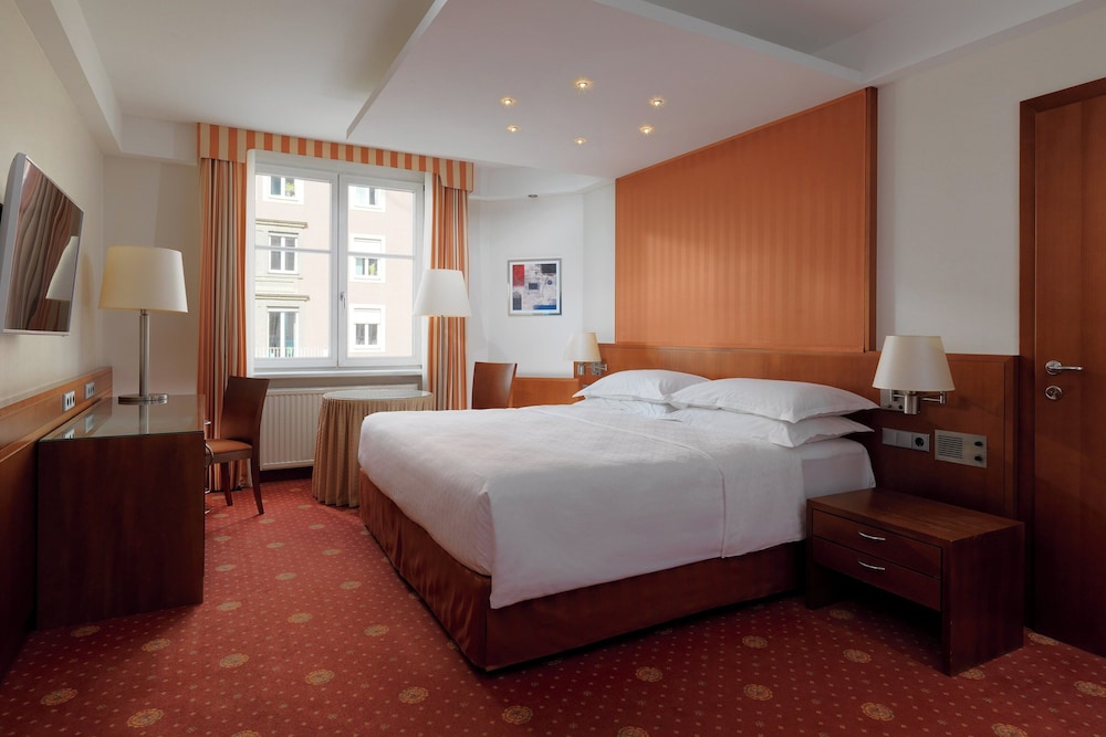 Classic Room, 1 King Bed, City View - Photo 2