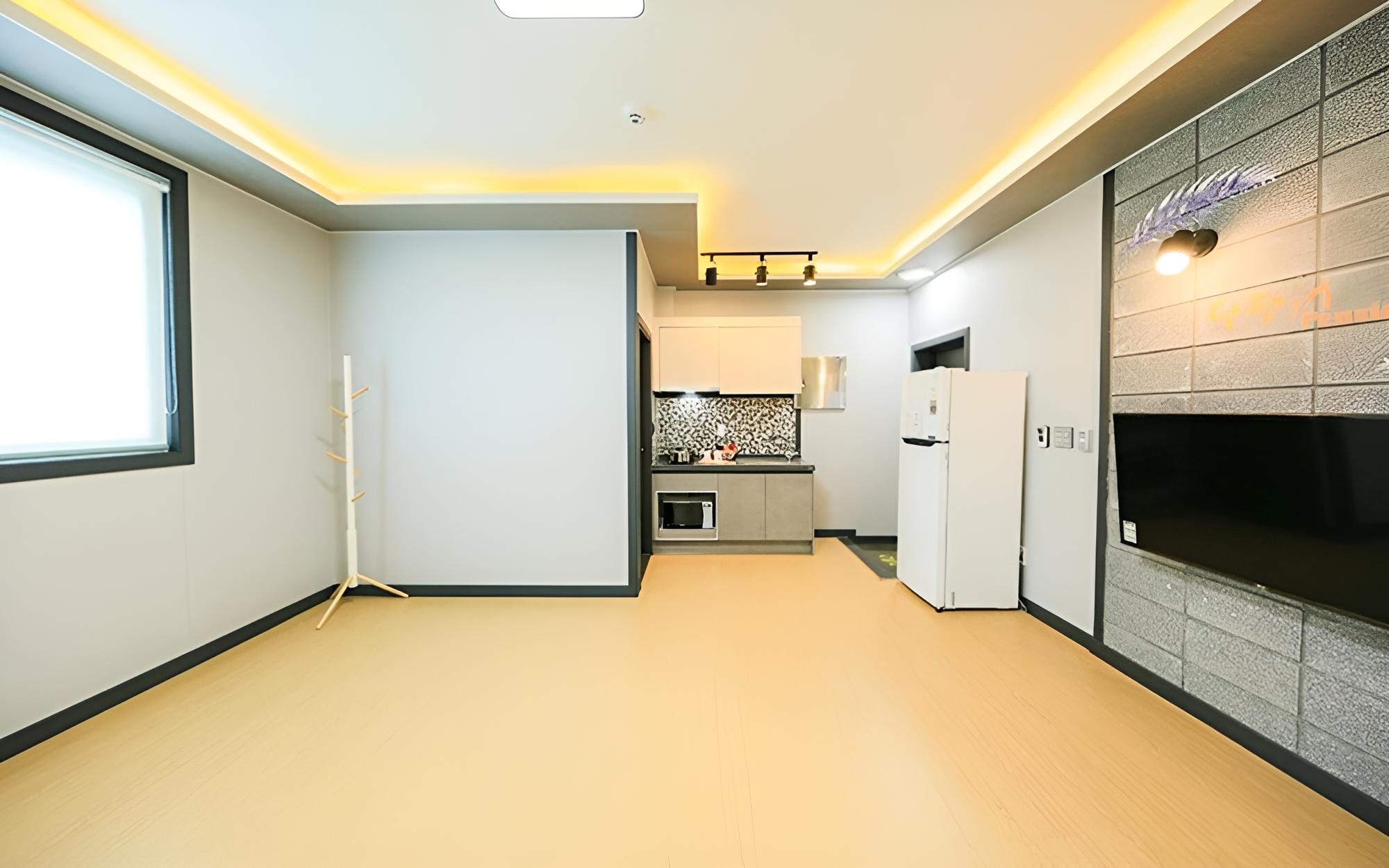 Room (Room 202) - Photo 2
