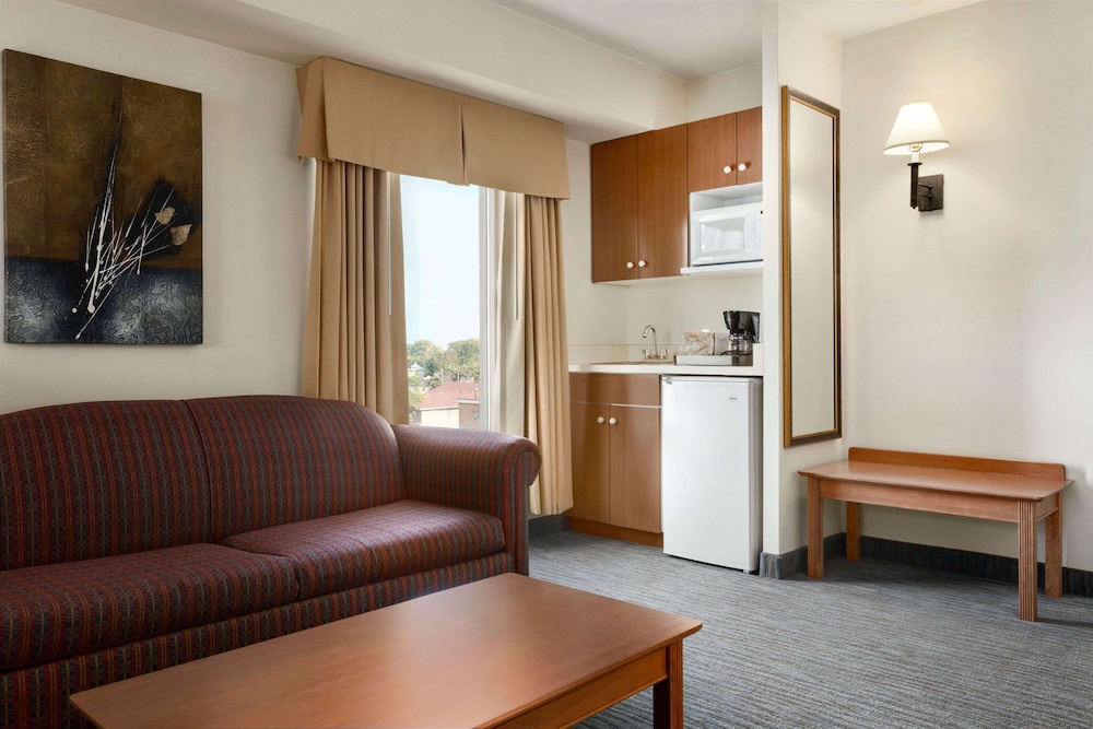 Suite, 1 Queen Bed, Non Smoking photo 1
