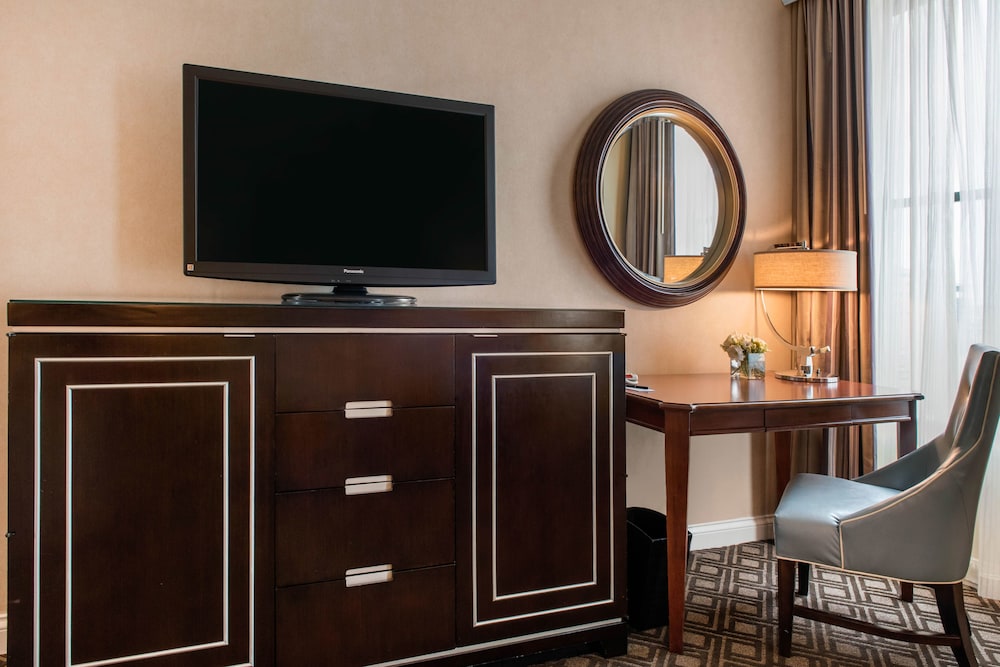Suite, 1 King Bed With Sofa Bed, Accessible (Plaza Suite) - Photo 2