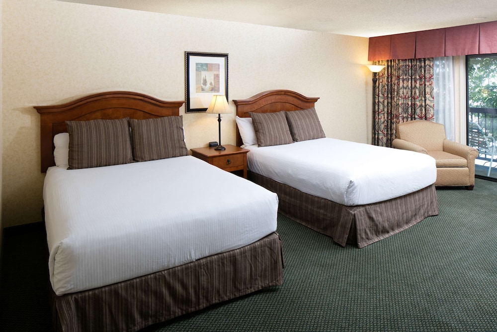 Premium Room, 2 Queen Beds, Pool View - Photo 1