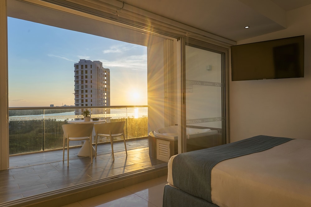 Luxury Room, 1 King Bed, Hot Tub, Sea View photo 1