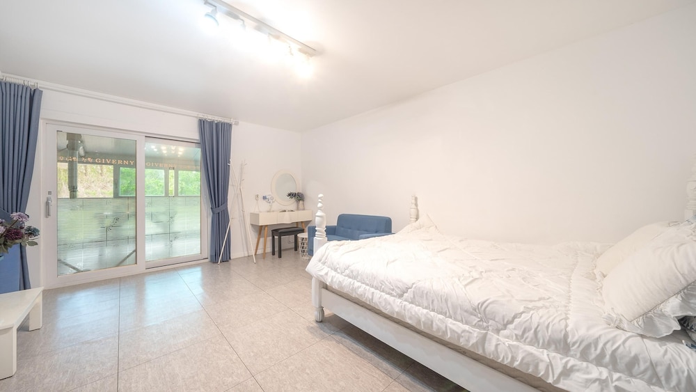 Basic Room, 1 Bedroom (Saffran)