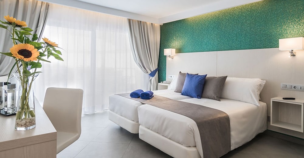 Habitación Doble Superior, Múltiples Camas, Balcón, Vista al Jardín