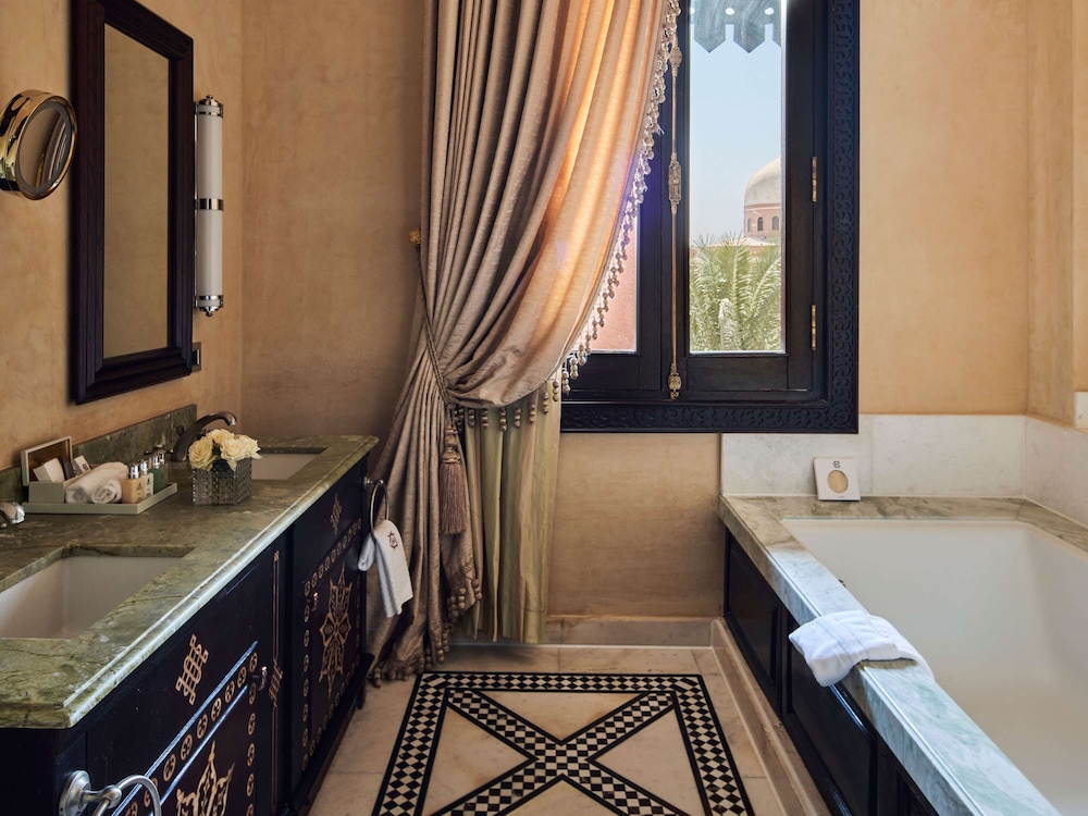Palace Cataract Suite, 1 King Bed, Garden View - Photo 5