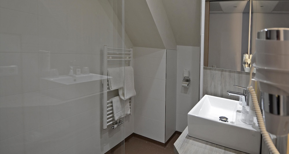 Standard Room, Multiple Beds, Non Smoking - Photo 5