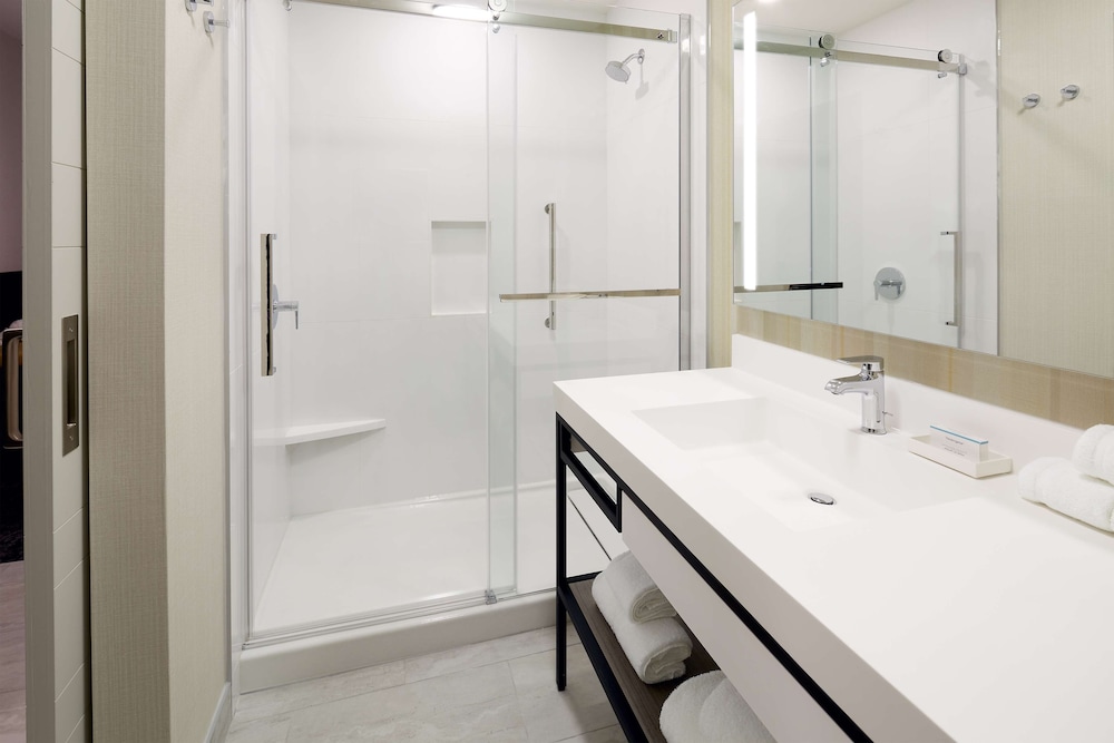 Room, 1 King Bed, Accessible (Roll-In Shower) thumbnail 6