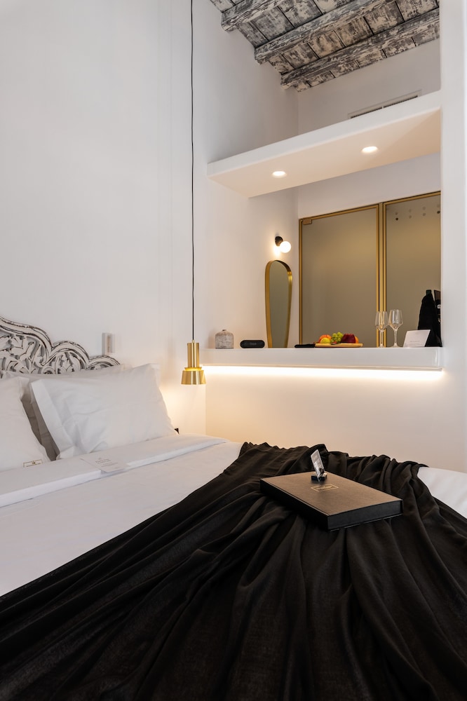 Suite, 1 Queen Bed, Sea View photo 3