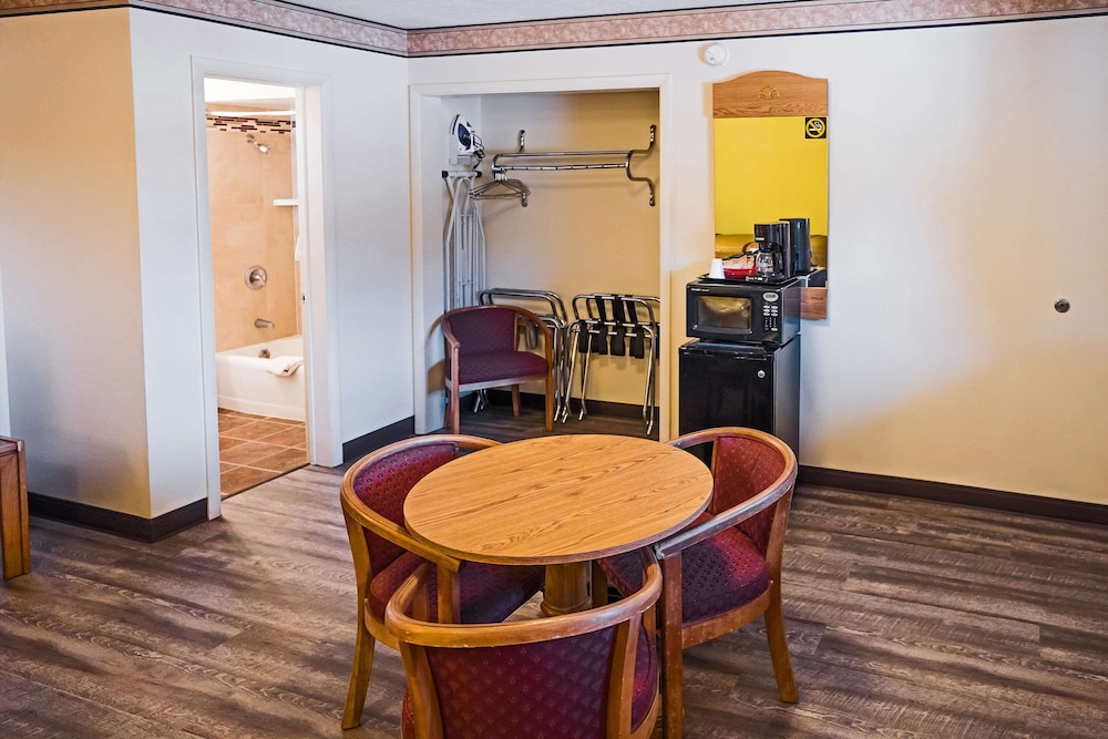 Standard Room, Multiple Beds, Non Smoking photo 3