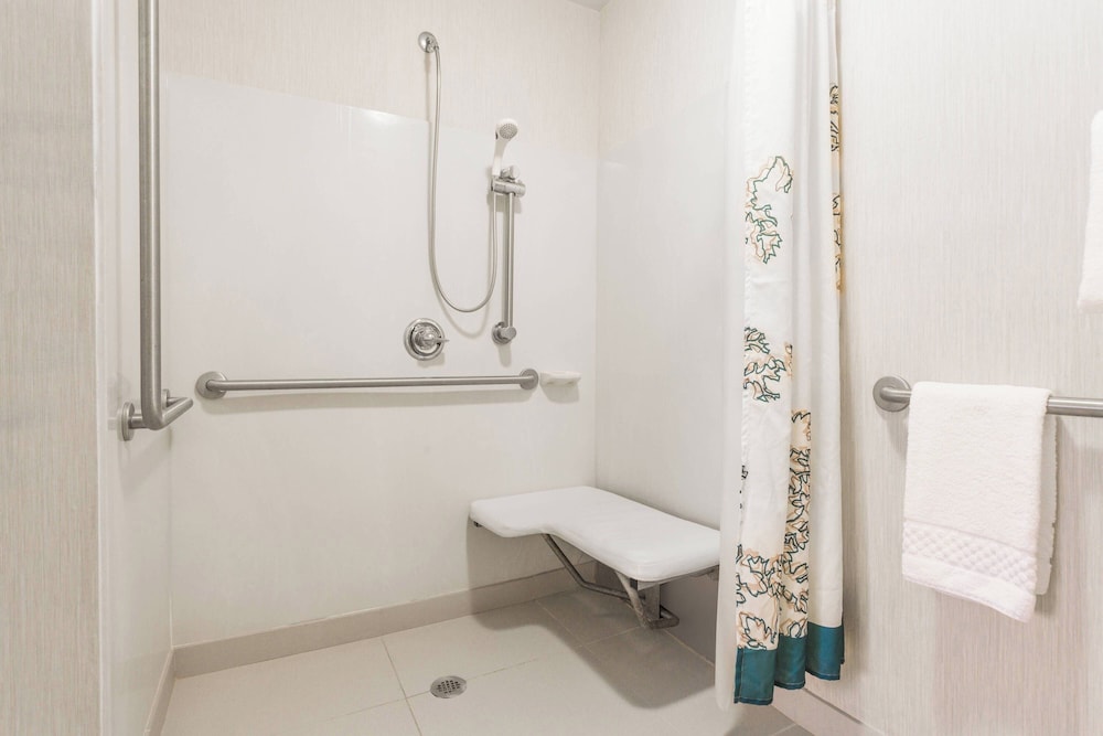 Suite, 2 Bedrooms (Mobility/Hearing Access, Roll-In Shwr) photo 1