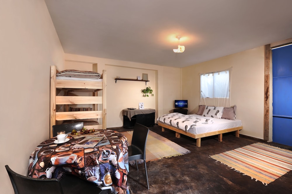 Family Room, 7