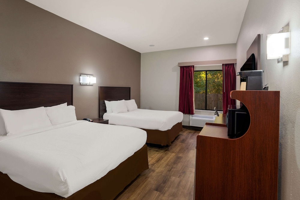 Standard Room, 2 Queen Beds, Non Smoking - Photo 1