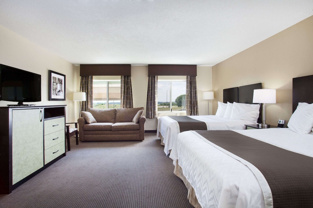 Deluxe Room, 2 Queen Beds, Non Smoking (2 Queen Beds with sofa bed) - Photo 1