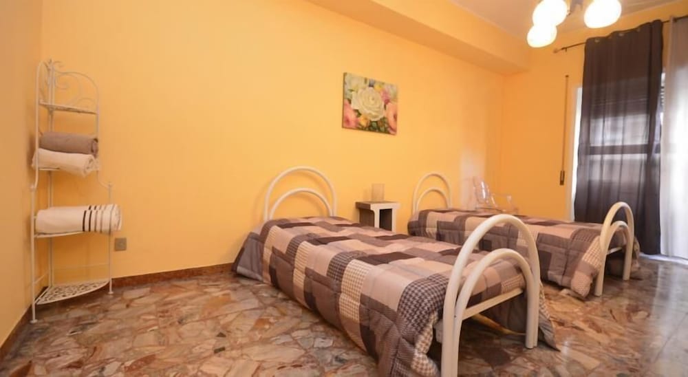 Classic Double Room, 2 Twin Beds, Shared Bathroom