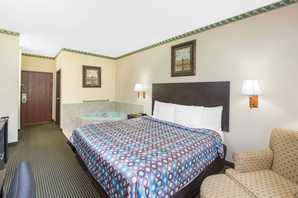Standard Room, 1 King Bed, Accessible - Photo 2