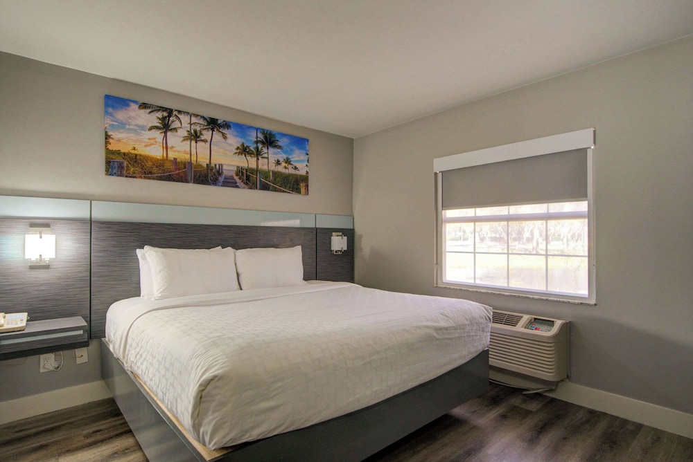 Room, 1 King Bed, Non Smoking (Upgrade) - Photo 1