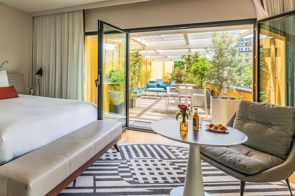 Executive Room, 1 Queen Bed (private outdoor terrace. Paris view) photo 1