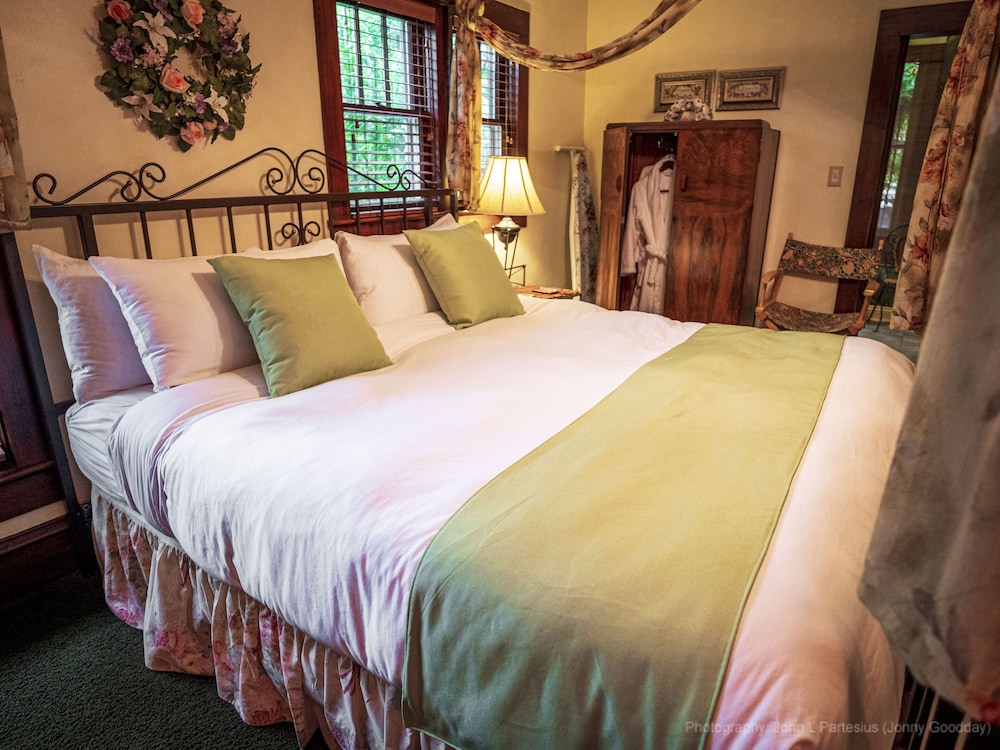 Suite, Private Bathroom (Emily Dickinson1930s Artist's Cottage) photo 1