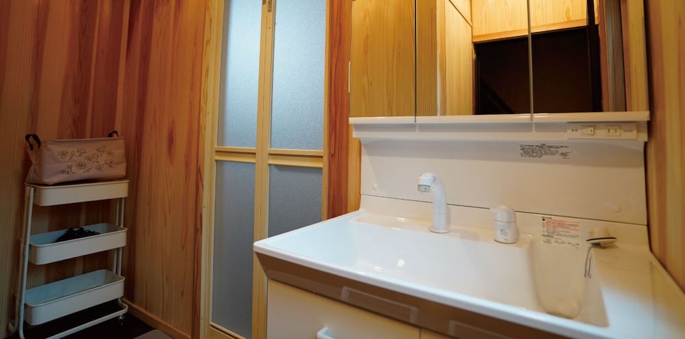 Family Room 13, Shared bathroom photo 3