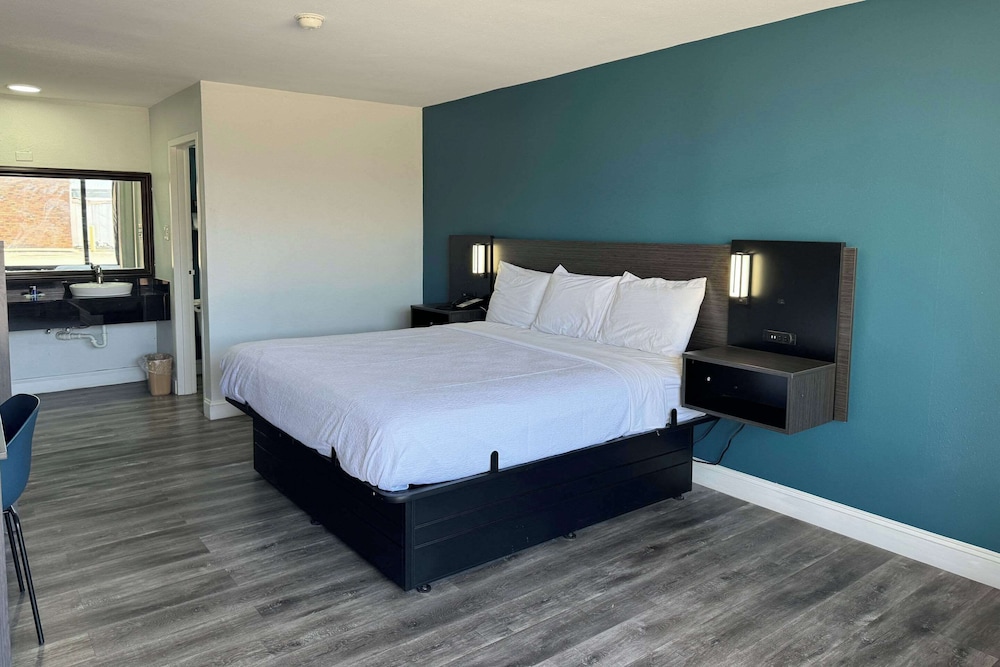 Standard Room, 1 King Bed, Smoking photo 2
