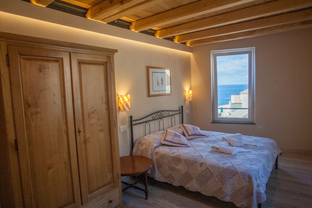 Deluxe Double Room, 1 Queen Bed, Sea View photo 1