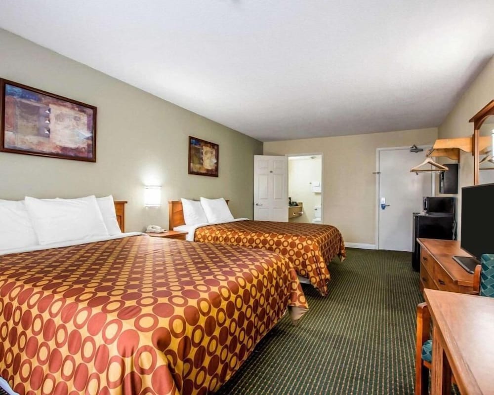 Room, 2 Queen Beds, Smoking - Photo 1